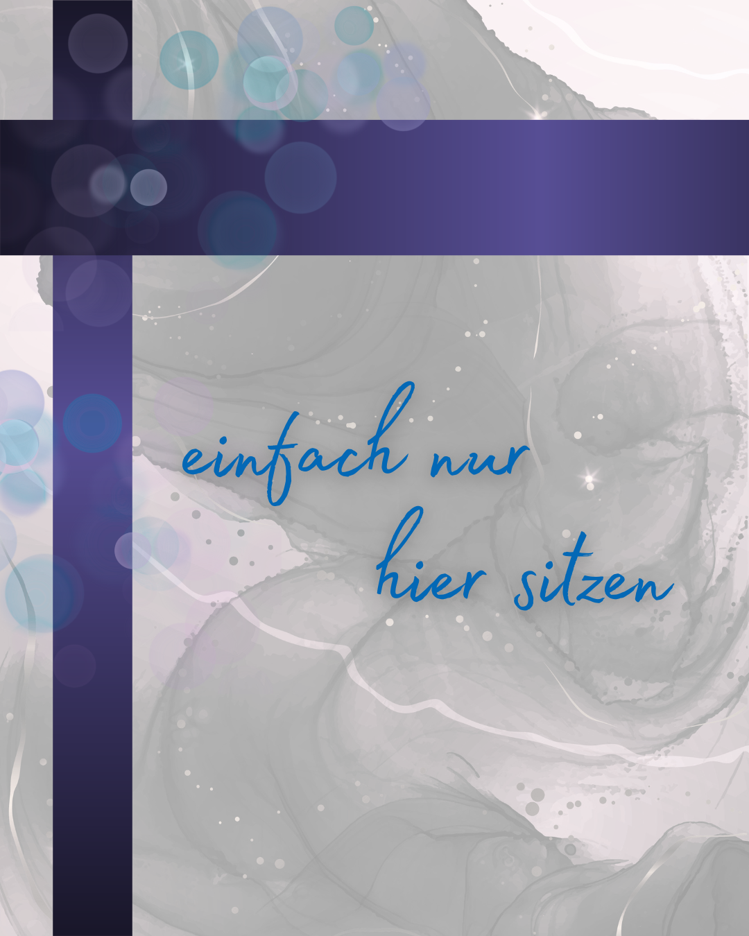 Auf einem grauen Hintergrund mit Wellenmuster befinden sich zwei dunkellila Balken, einer vertikal links im Bild, einer horizontal im oberen Bereich, sowie lila und blaue Lichtpunkte in der linken oberen Ecke. Darunter steht mittig im Bild in dunkelblauen Schreibschrift-Buchstaben "einfach nur hier sitzen".